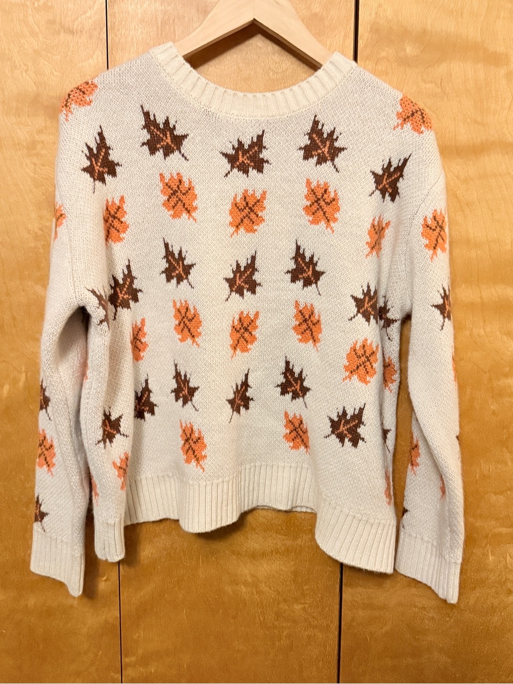 Super soft 🍁 Ivory Fall Sweater with leaves size women large